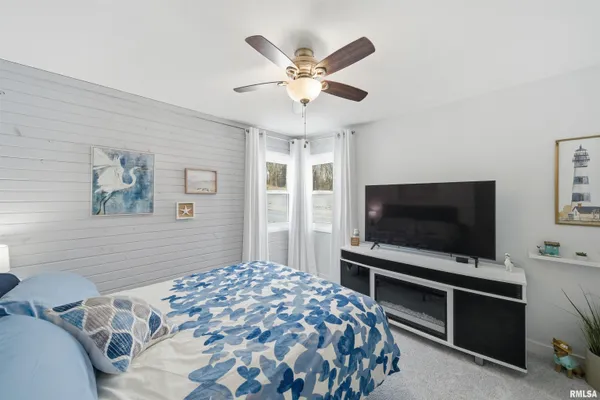 $450,000 | 16103 East Blackfoot Drive, Cuba, IL 61427