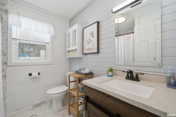 $450,000 | 16103 East Blackfoot Drive, Cuba, IL 61427