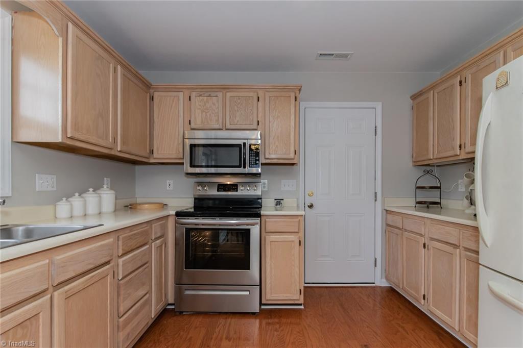 105 Stapleton Way High Point, NC 27265 - Photo 5 of 22 Eat in kitchen