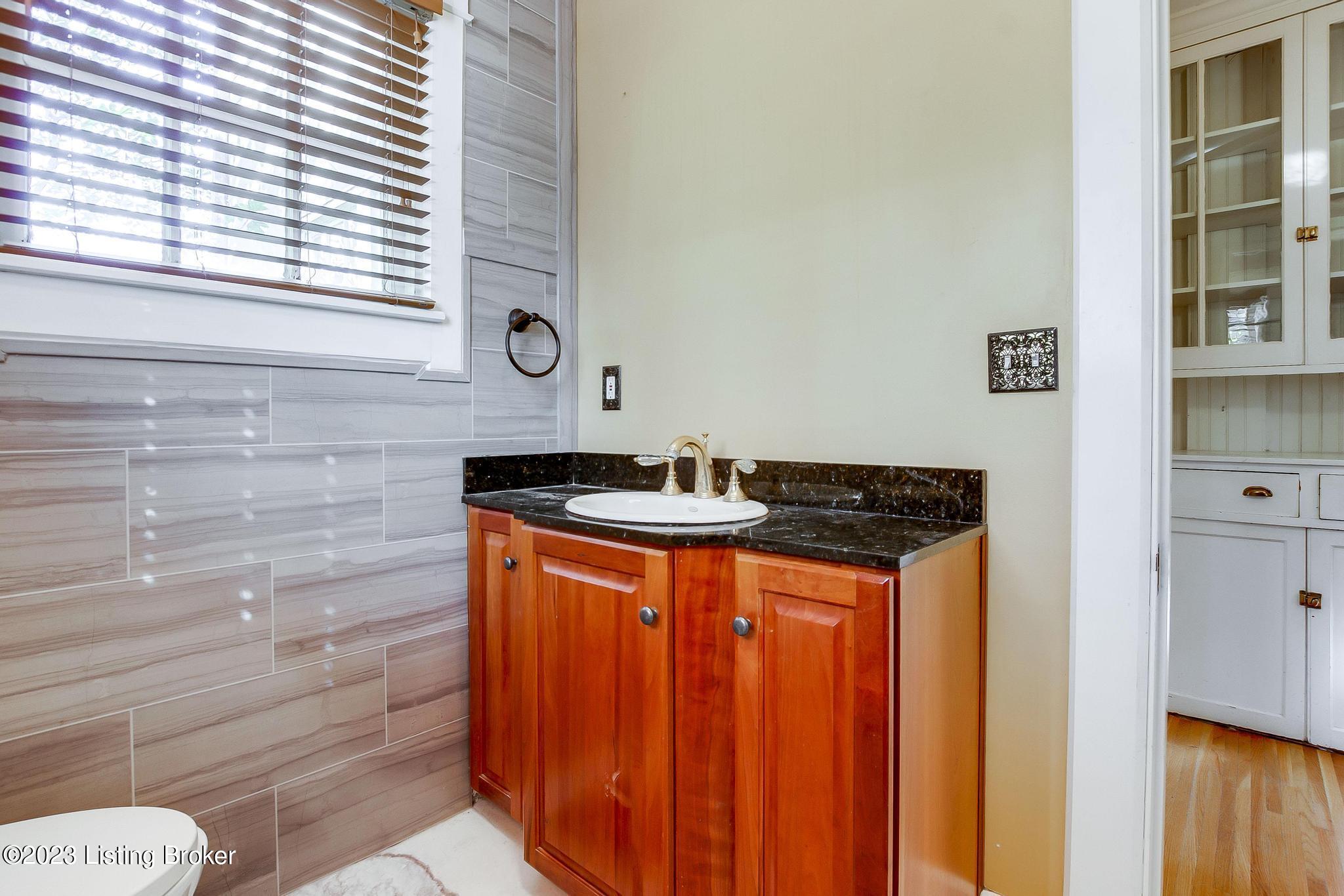 1144 Dove Road Louisville, KY 40213 - Photo 22 of 66 Full Bathroom