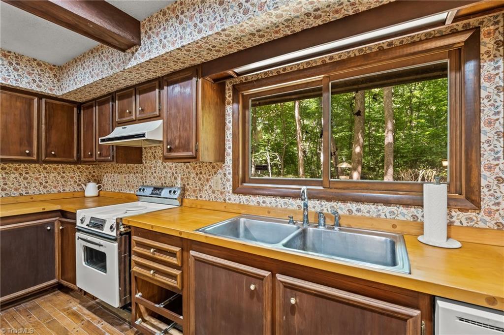 5718 Oak Tree Road Greensboro, NC 27455 - Photo 6 of 40