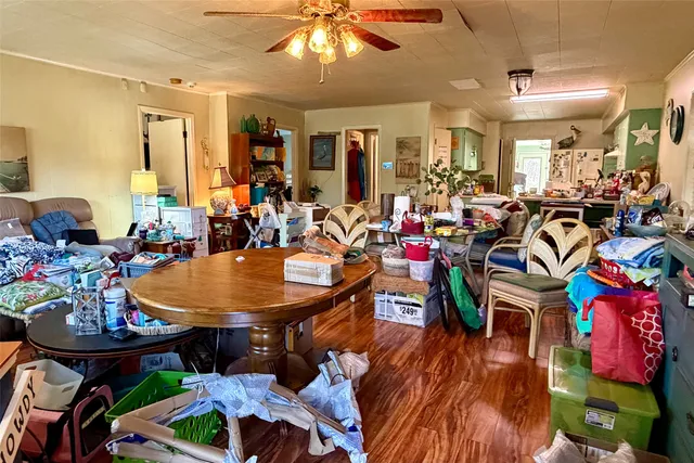 a very nice looking room with lots of furniture and lots of furniture