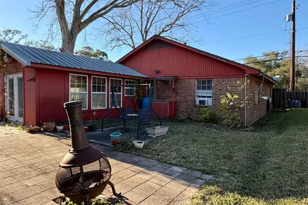 a table and chairs in front of a house
