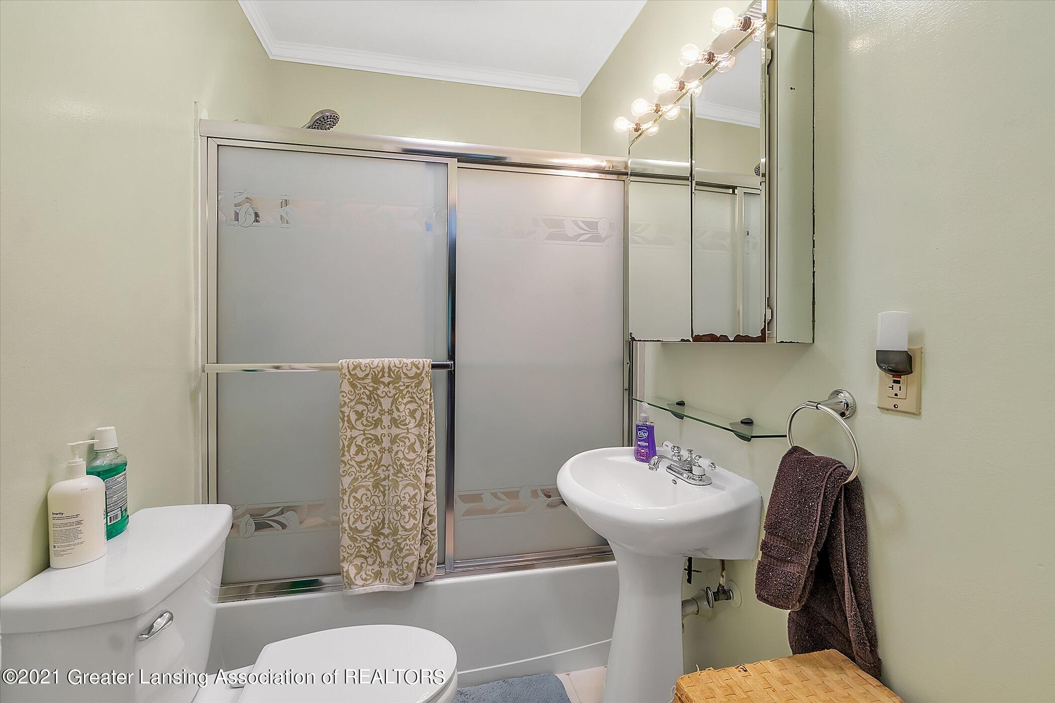 6157 Marsh Road Haslett, MI 48840 - Photo 18 of 27 Bathroom