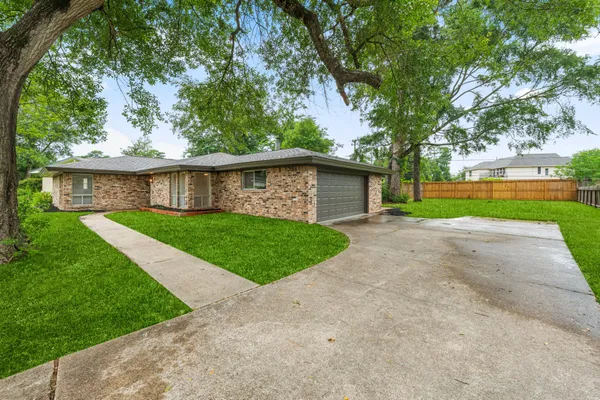 $299,500 | 227 East North Hill Drive, Spring, TX 77373