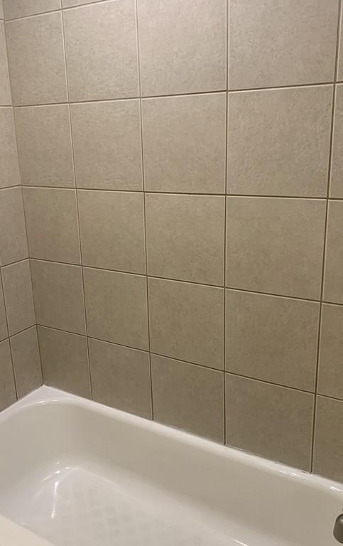 239 Windemere Street Springfield, MA 01104 - Photo 19 of 32 a bathroom with a bathtub
