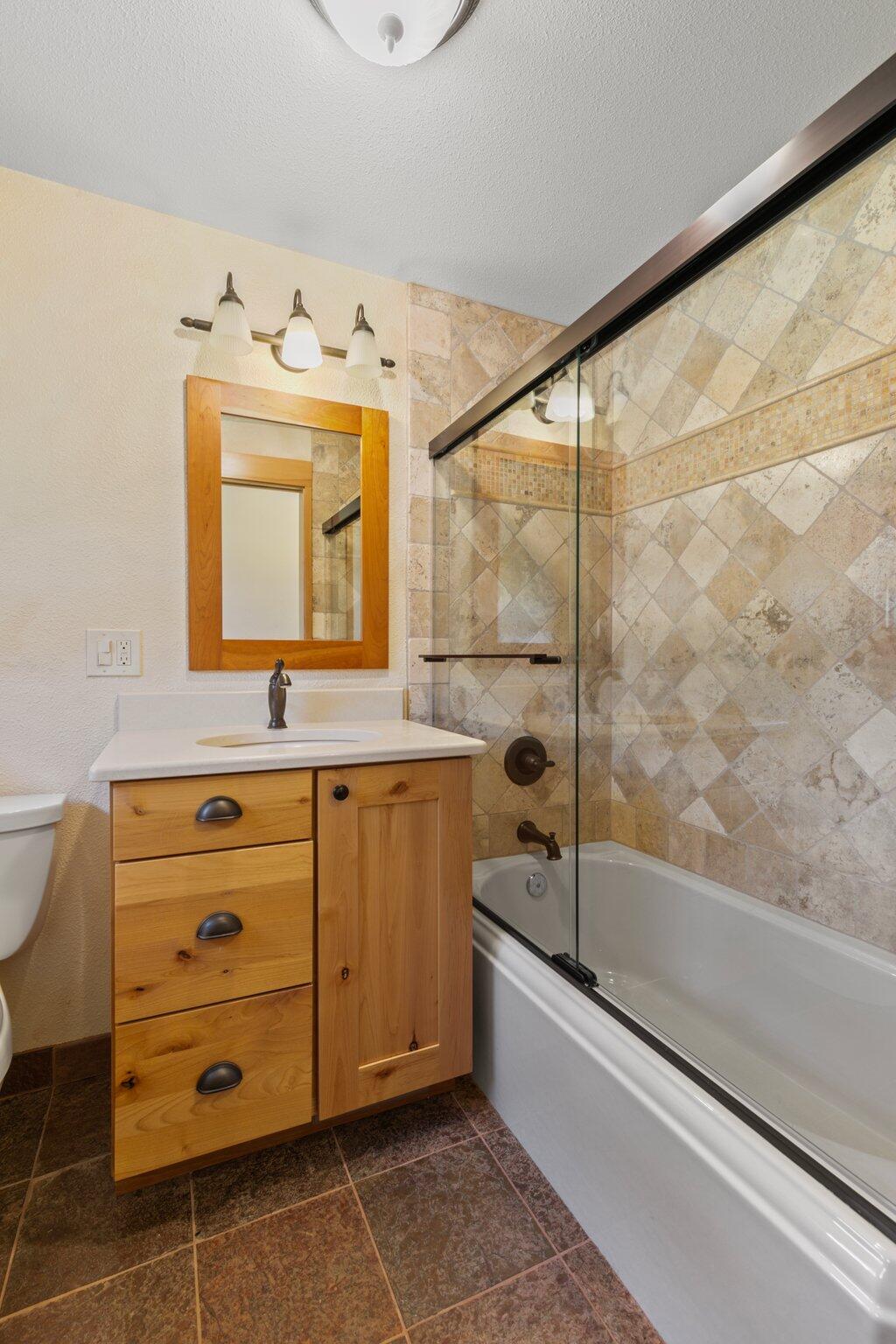 5299 Pioneer Road Medford, OR 97501 - Photo 9 of 40 20