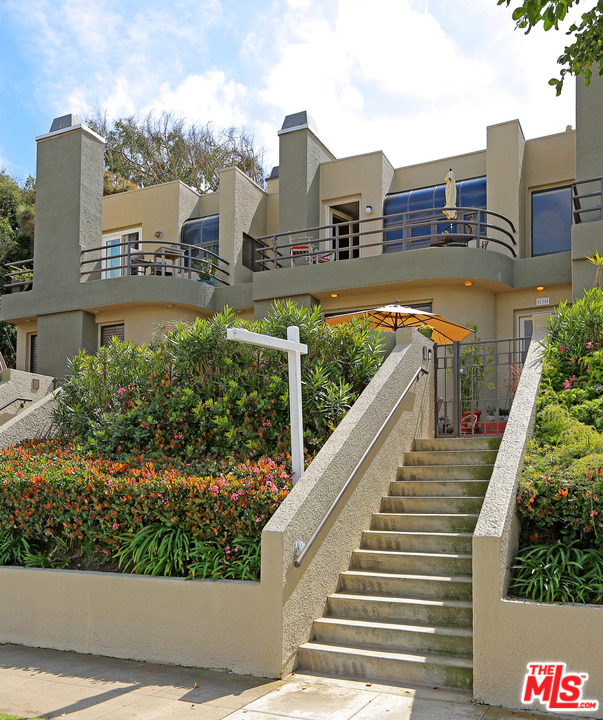 136 Convoy Street, Unit 2 Playa del Rey, CA 90293 - Photo 2 of 39 Gallery Image 2