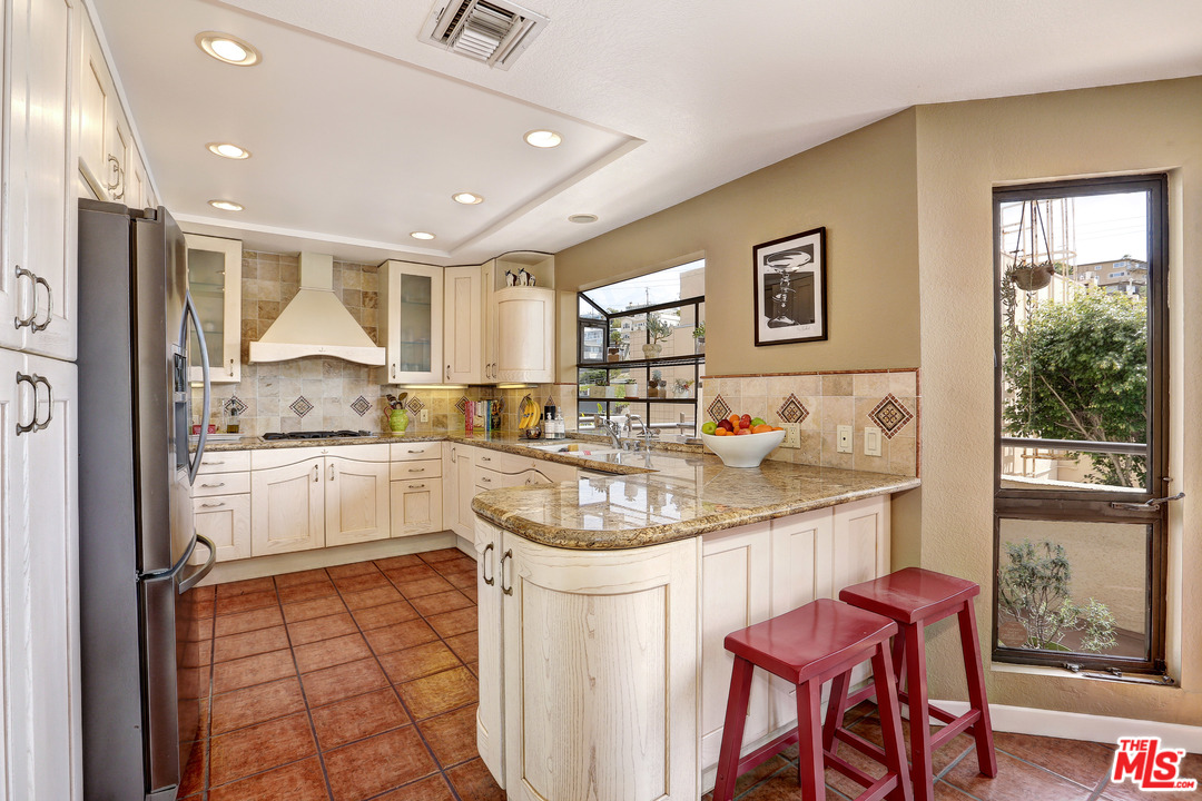 136 Convoy Street, Unit 2 Playa del Rey, CA 90293 - Photo 15 of 39 Gallery Image 15