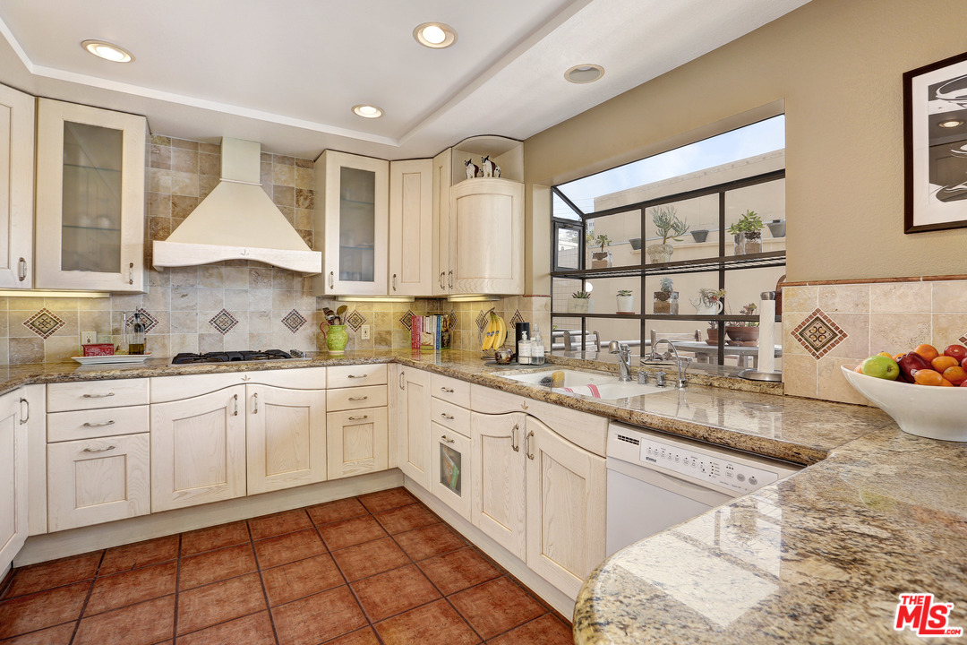 136 Convoy Street, Unit 2 Playa del Rey, CA 90293 - Photo 16 of 39 Gallery Image 16