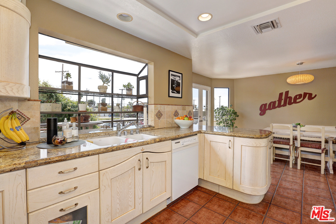 136 Convoy Street, Unit 2 Playa del Rey, CA 90293 - Photo 17 of 39 Gallery Image 17