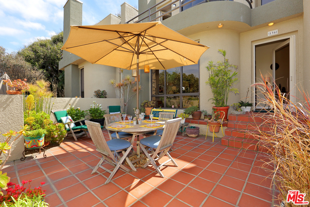 136 Convoy Street, Unit 2 Playa del Rey, CA 90293 - Photo 3 of 39 Gallery Image 3