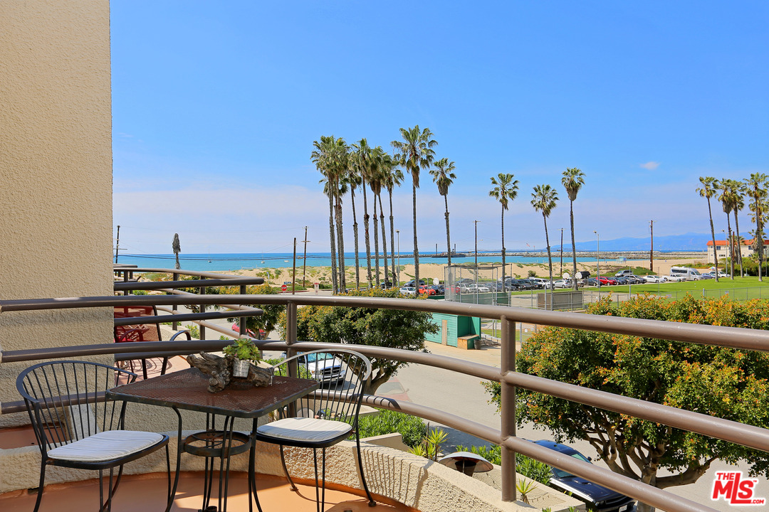 136 Convoy Street, Unit 2 Playa del Rey, CA 90293 - Photo 22 of 39 Gallery Image 22