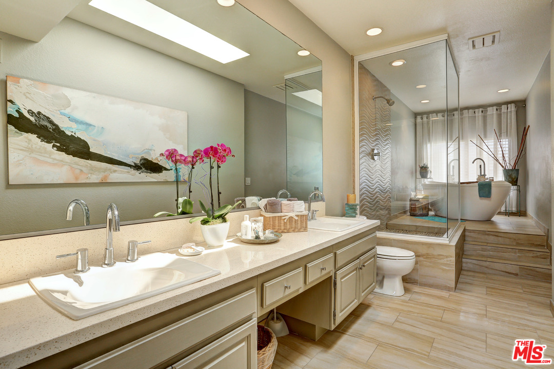 136 Convoy Street, Unit 2 Playa del Rey, CA 90293 - Photo 24 of 39 Gallery Image 24