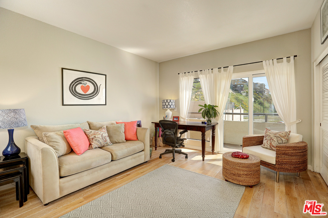 136 Convoy Street, Unit 2 Playa del Rey, CA 90293 - Photo 26 of 39 Gallery Image 26