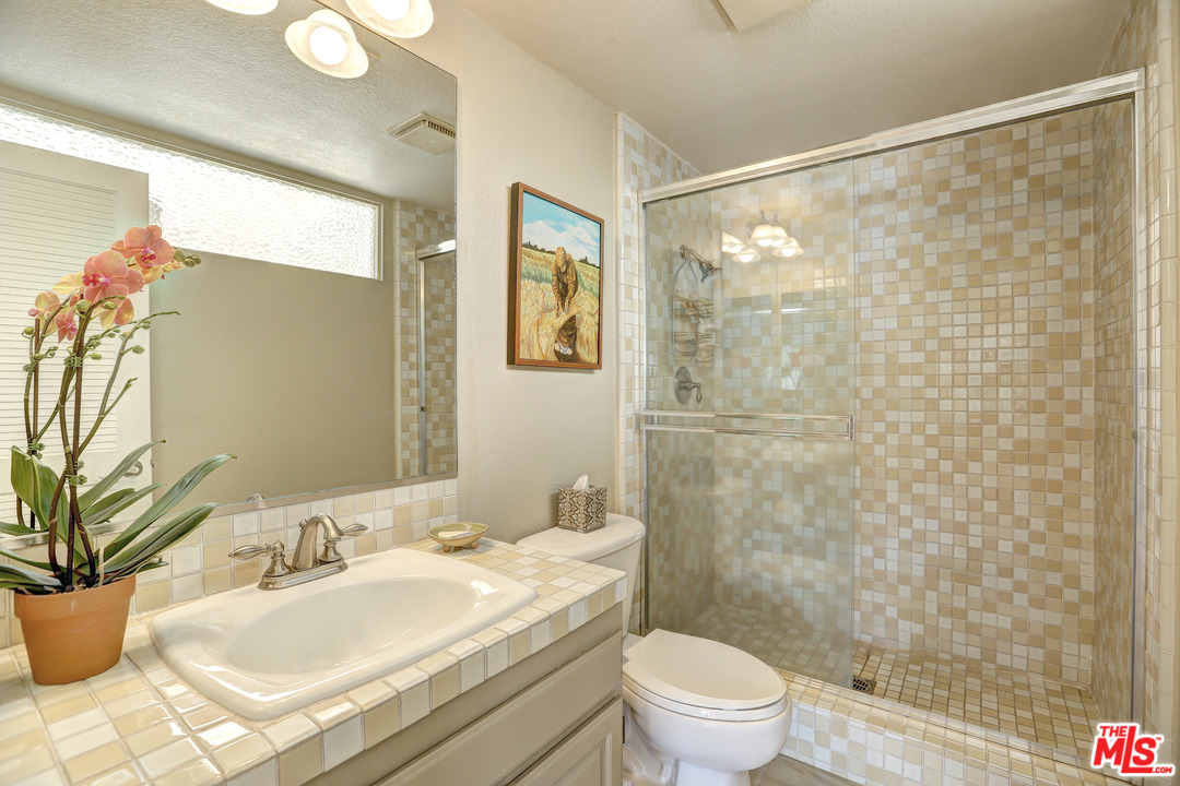 136 Convoy Street, Unit 2 Playa del Rey, CA 90293 - Photo 29 of 39 Gallery Image 29