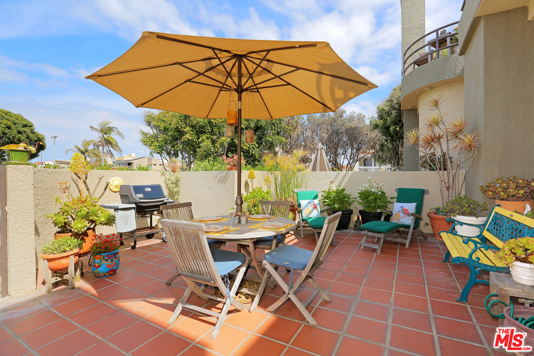 136 Convoy Street, Unit 2 Playa del Rey, CA 90293 - Photo 4 of 39 Gallery Image 4