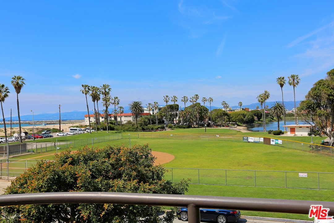 136 Convoy Street, Unit 2 Playa del Rey, CA 90293 - Photo 31 of 39 Gallery Image 31