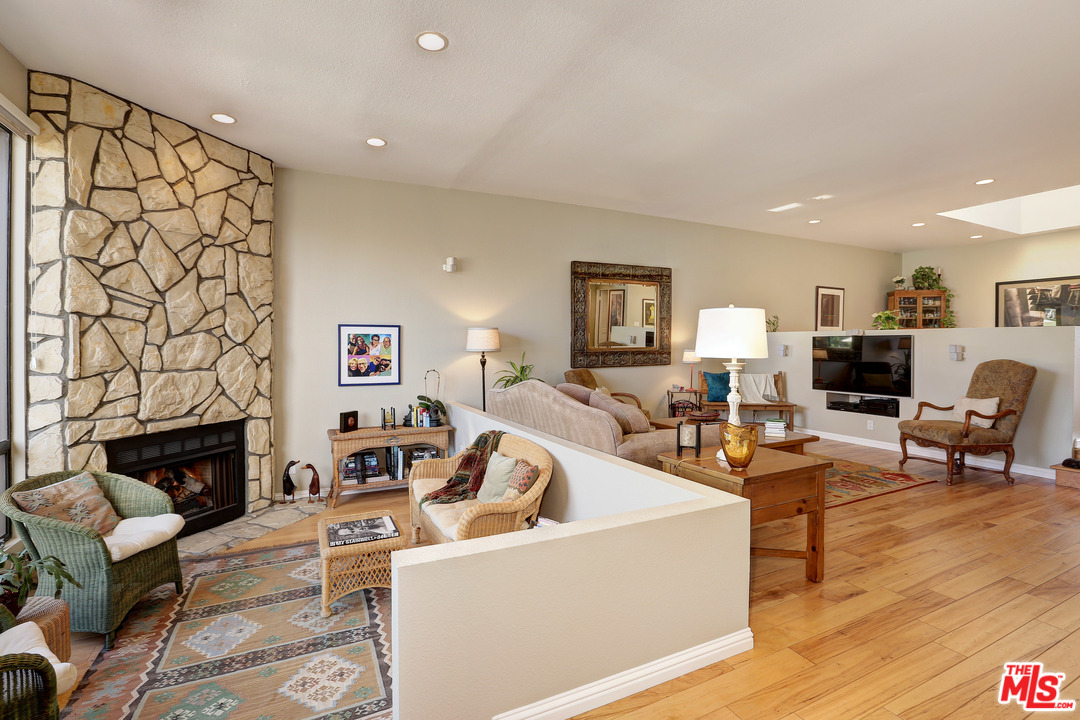 136 Convoy Street, Unit 2 Playa del Rey, CA 90293 - Photo 5 of 39 Gallery Image 5