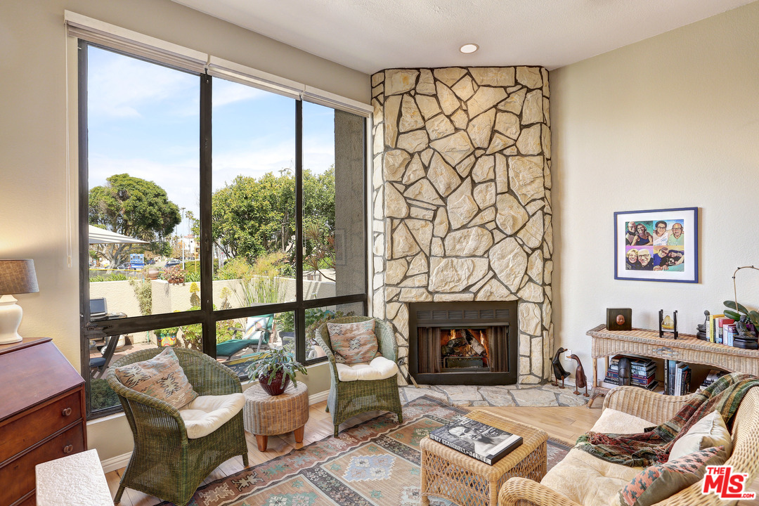 136 Convoy Street, Unit 2 Playa del Rey, CA 90293 - Photo 6 of 39 Gallery Image 6