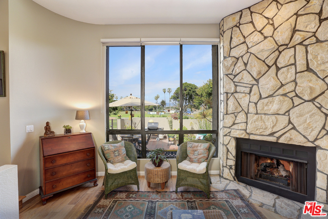 136 Convoy Street, Unit 2 Playa del Rey, CA 90293 - Photo 7 of 39 Gallery Image 7