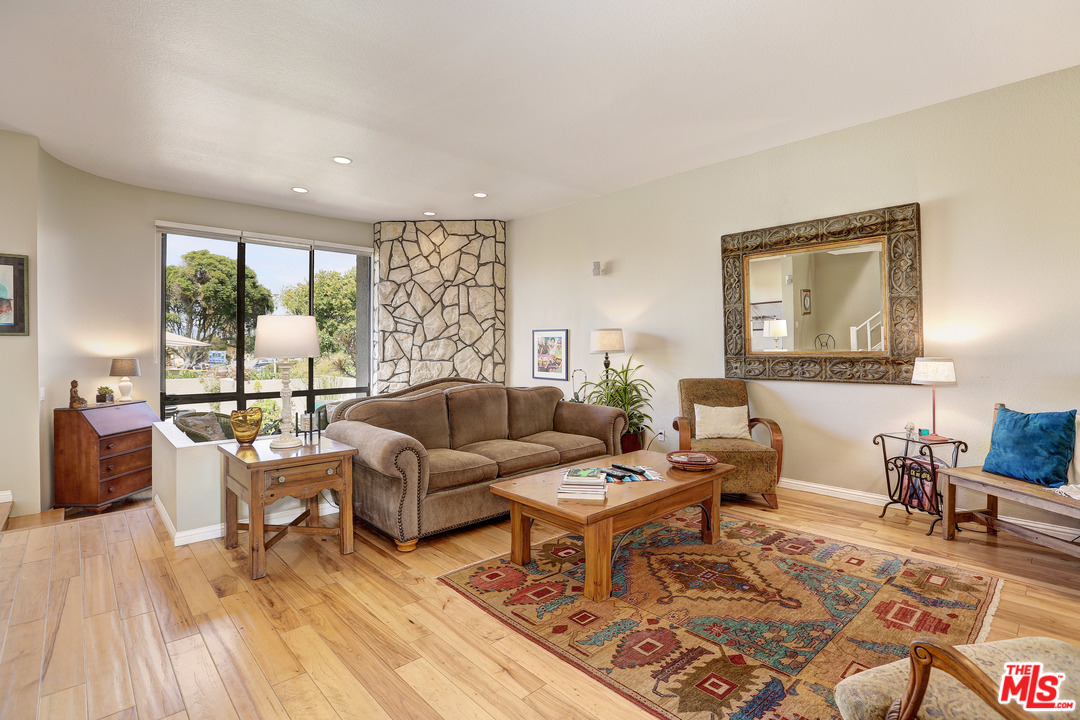 136 Convoy Street, Unit 2 Playa del Rey, CA 90293 - Photo 8 of 39 Gallery Image 8