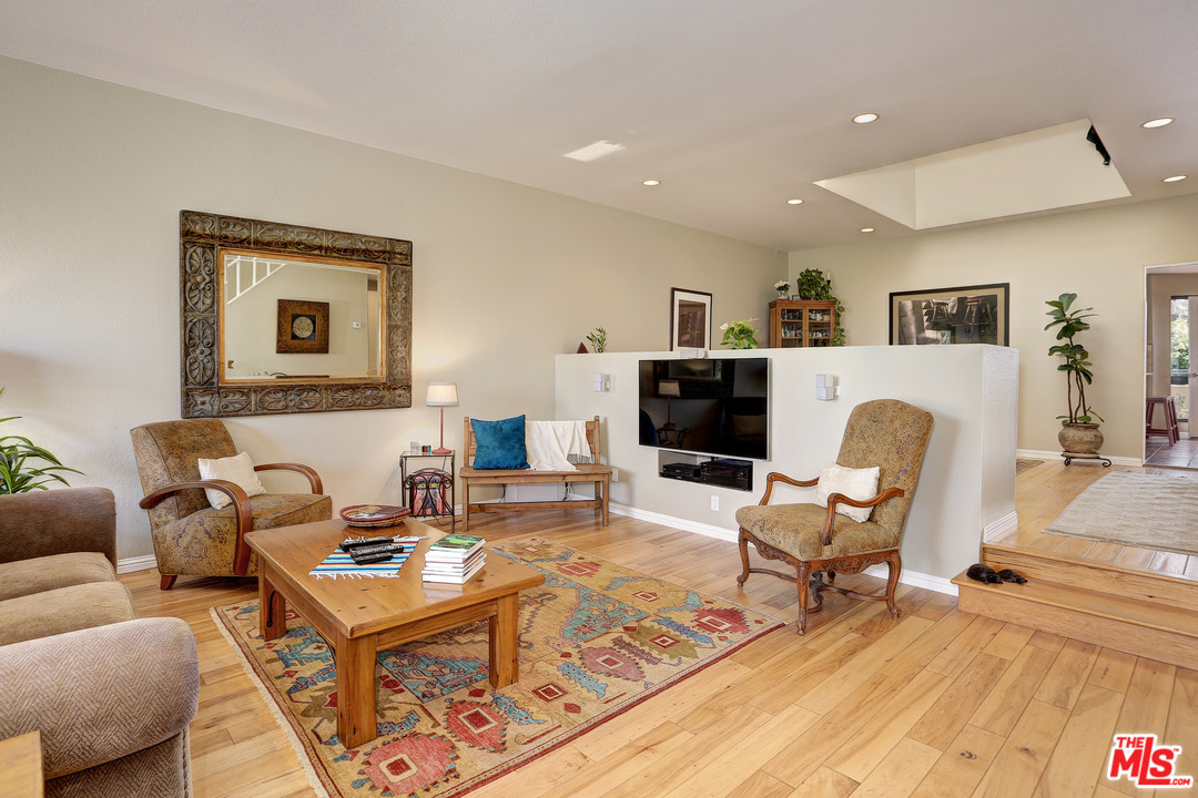 136 Convoy Street, Unit 2 Playa del Rey, CA 90293 - Photo 9 of 39 Gallery Image 9