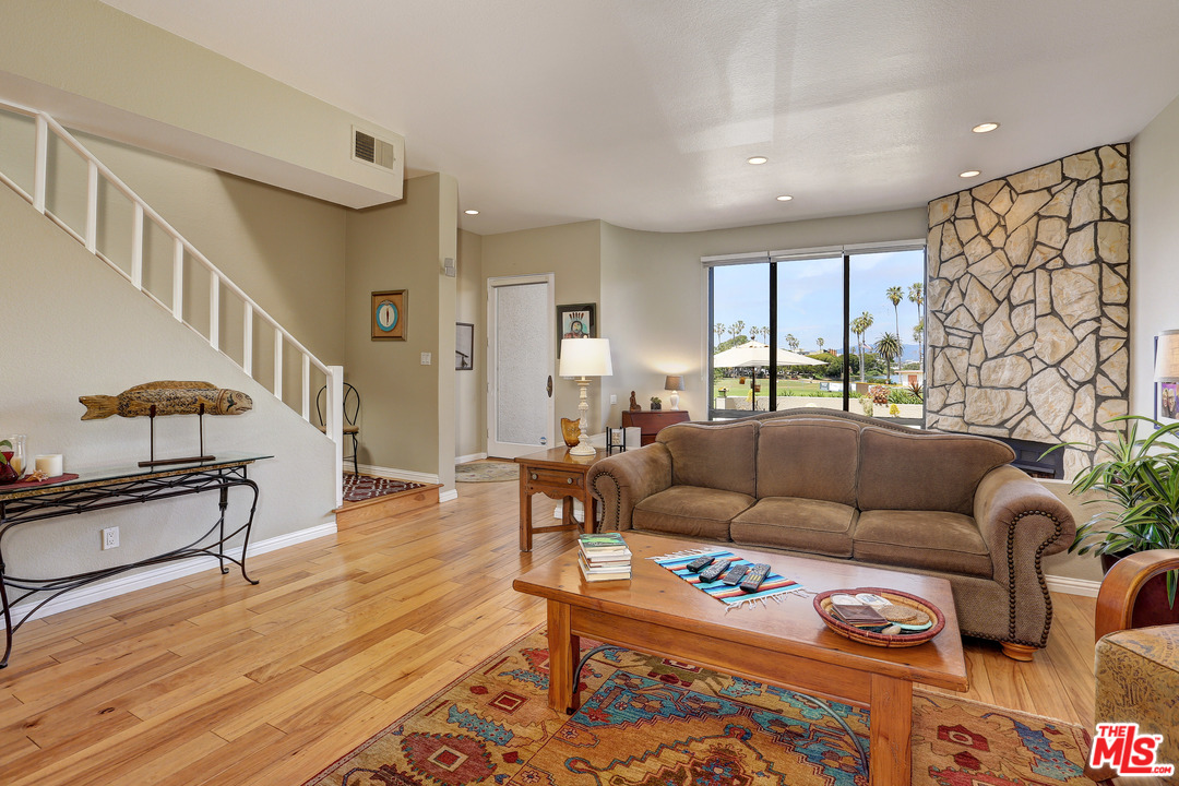 136 Convoy Street, Unit 2 Playa del Rey, CA 90293 - Photo 10 of 39 Gallery Image 10