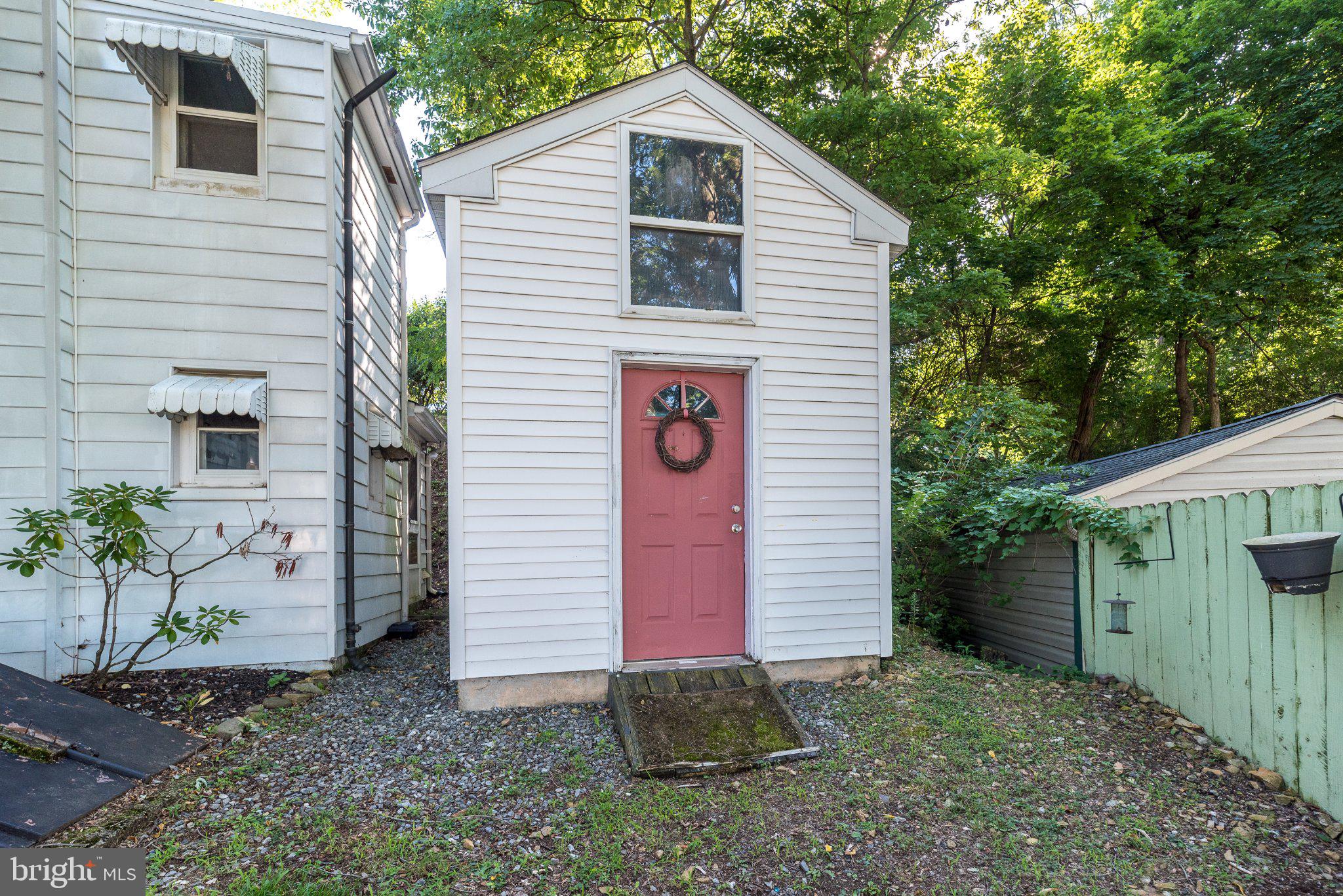 109 Ridge Street Reading, PA 19607 - Photo 35 of 41 Charming cottage with inviting entry.