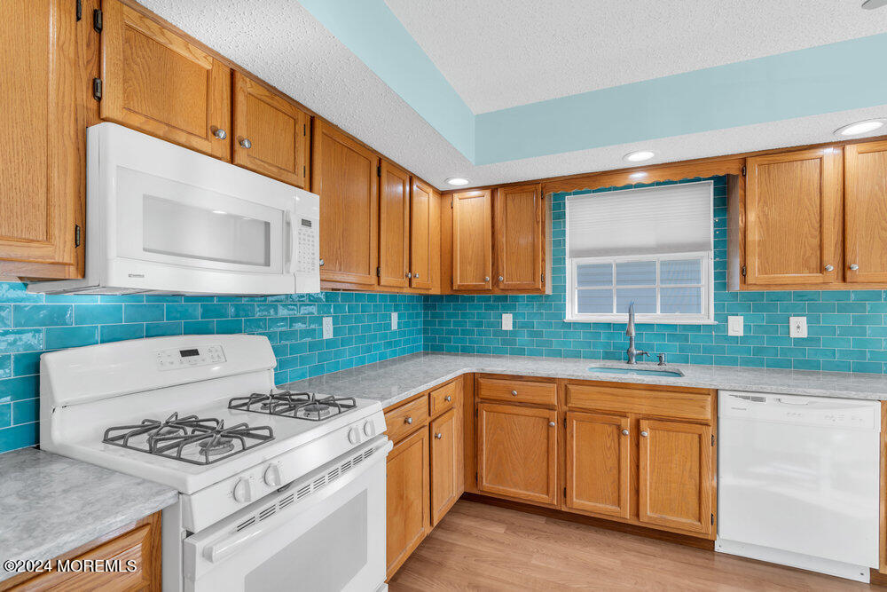18 Mayapple Drive Brick, NJ 08724 - Photo 8 of 41 a kitchen with a stove a sink and a microwave