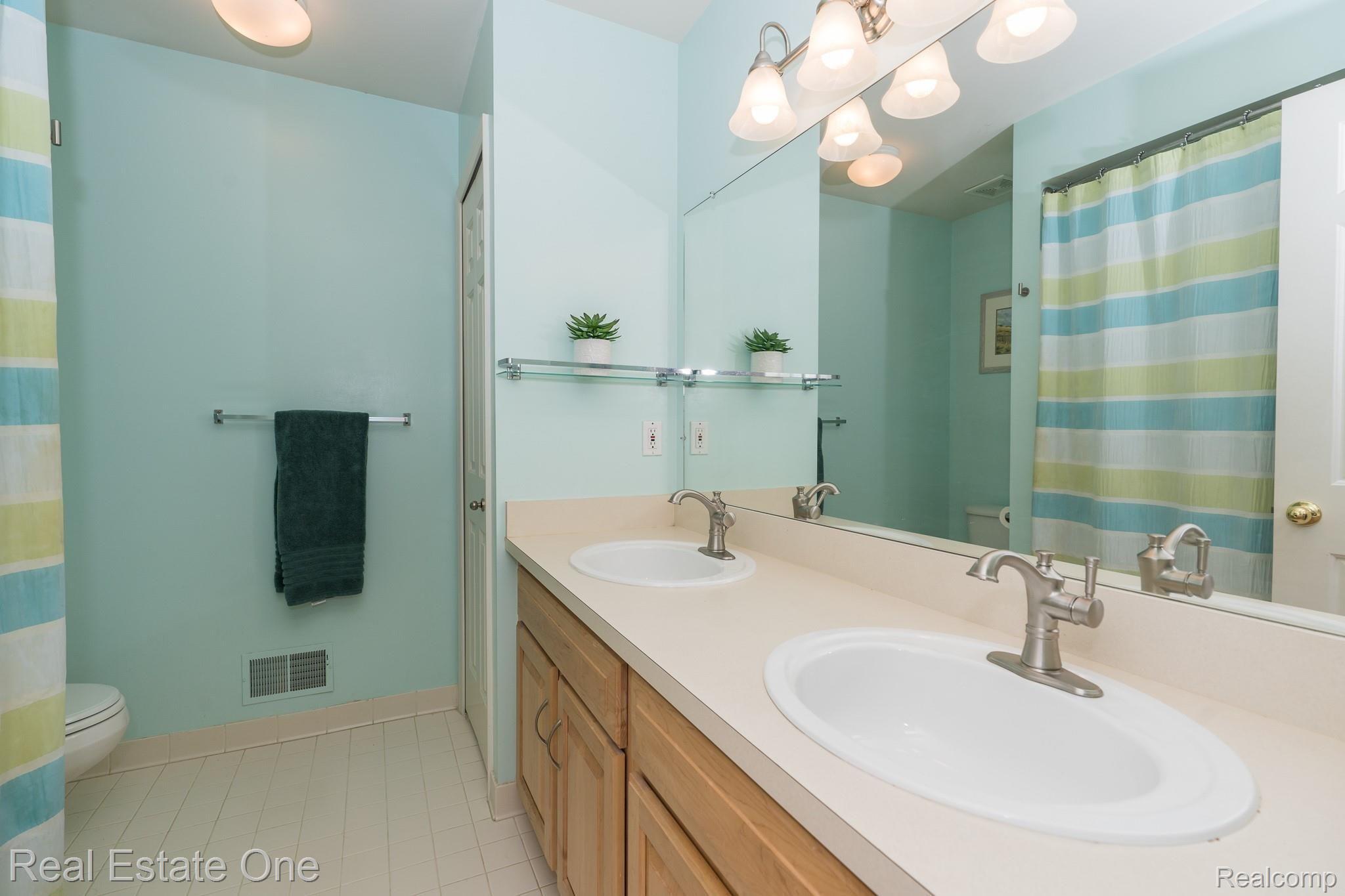 1323 Ross Lane Rochester, MI 48306 - Photo 36 of 47 Ross MLS-W049.jpg