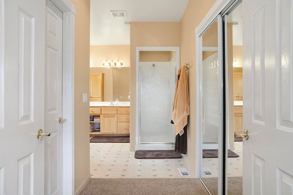 2315 Northeast Scoville Road Grants Pass, OR 97526 - Photo 25 of 53 Main Bathroom/Closets