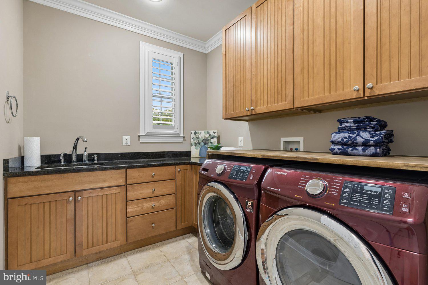 313 Wye Road Queenstown, MD 21658 - Photo 71 of 132 Stylish laundry room with modern appliances.