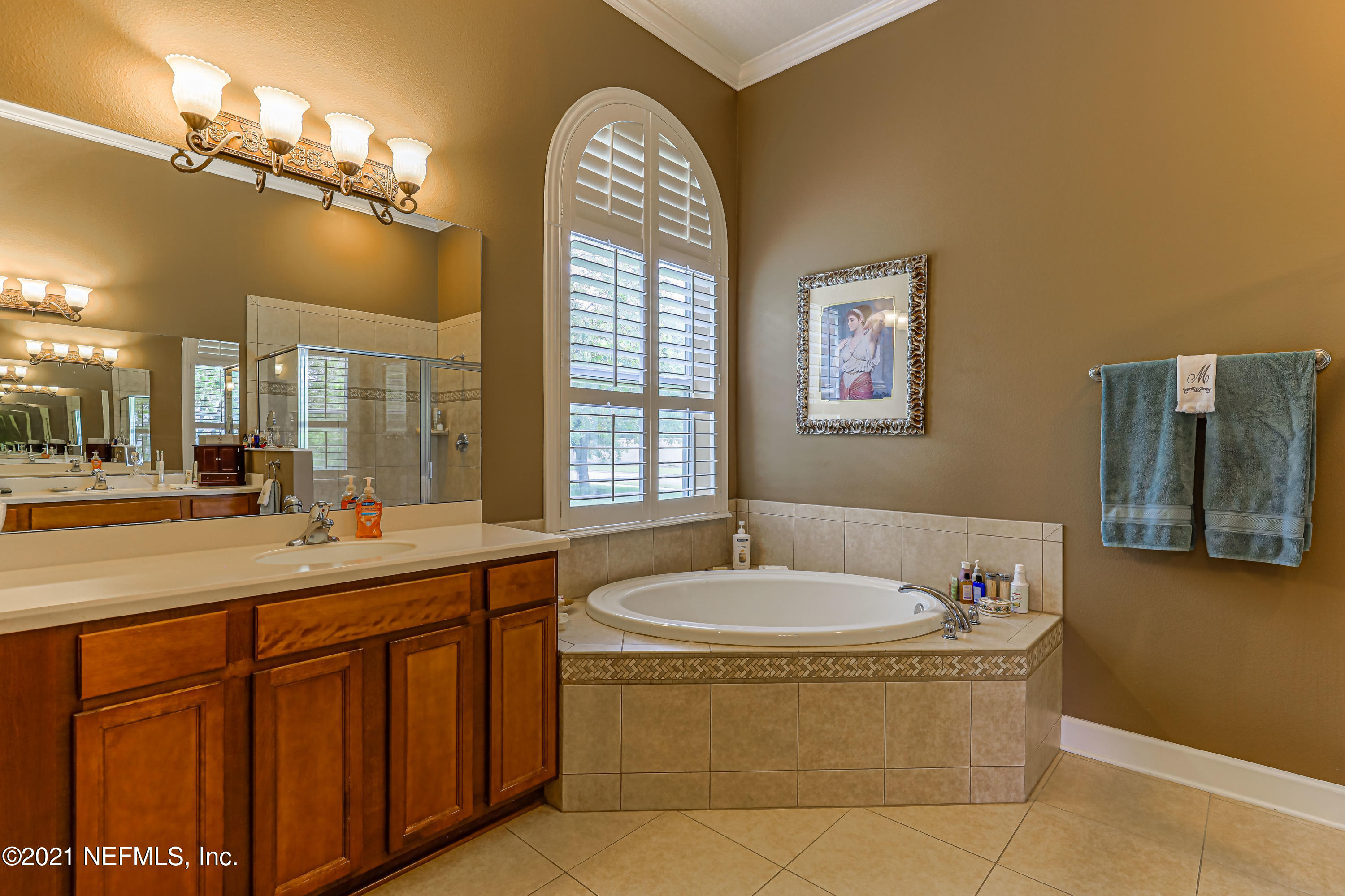 132 North Atherley Road St. Augustine, FL 32092 - Photo 26 of 40 a spacious bathroom with a tub sink and mirror