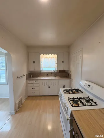 $82,500 | 1324 West Circle Road, Peoria, IL 61604