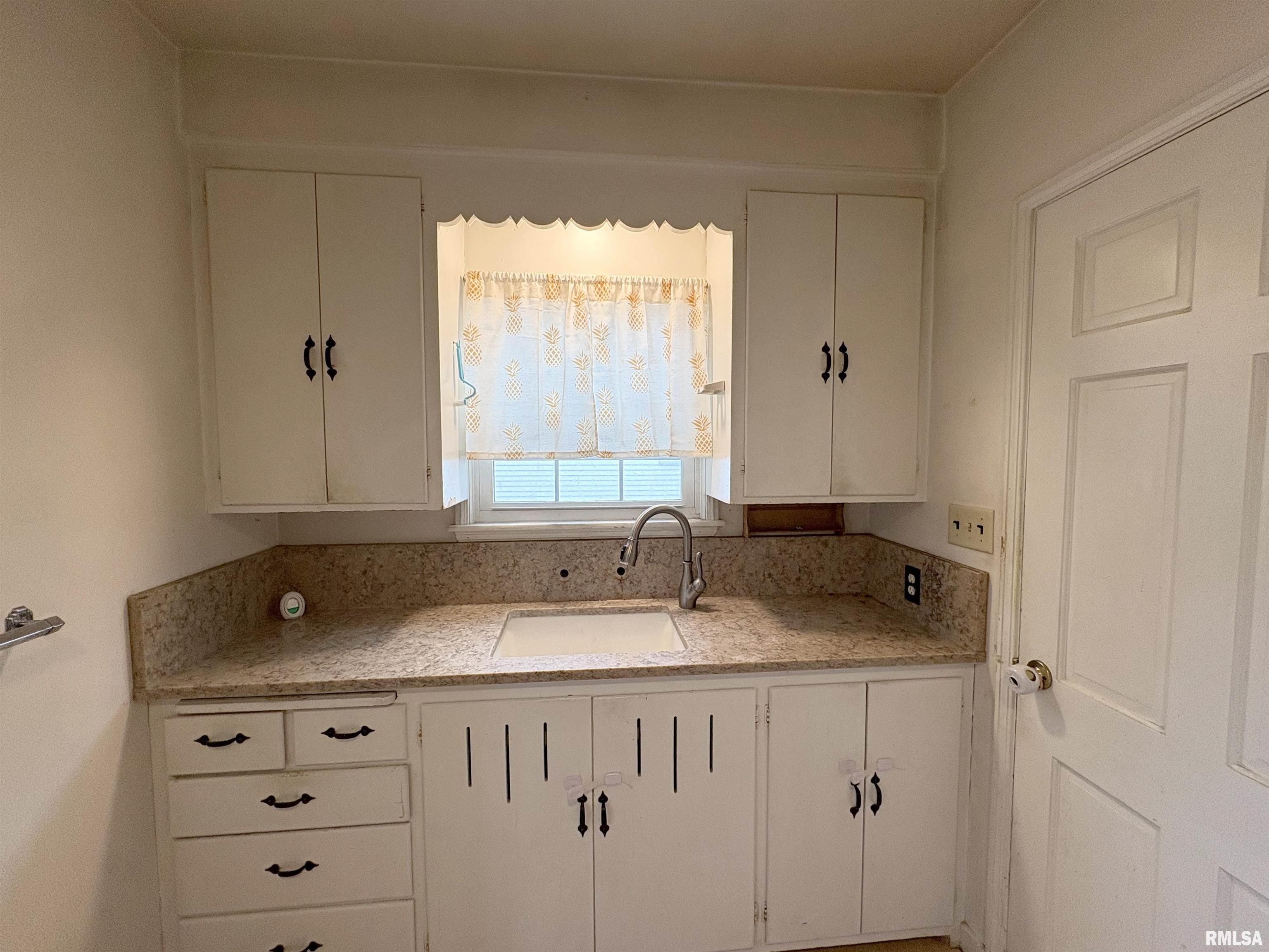 1324 West Circle Road Peoria, IL 61604 - Photo 13 of 37