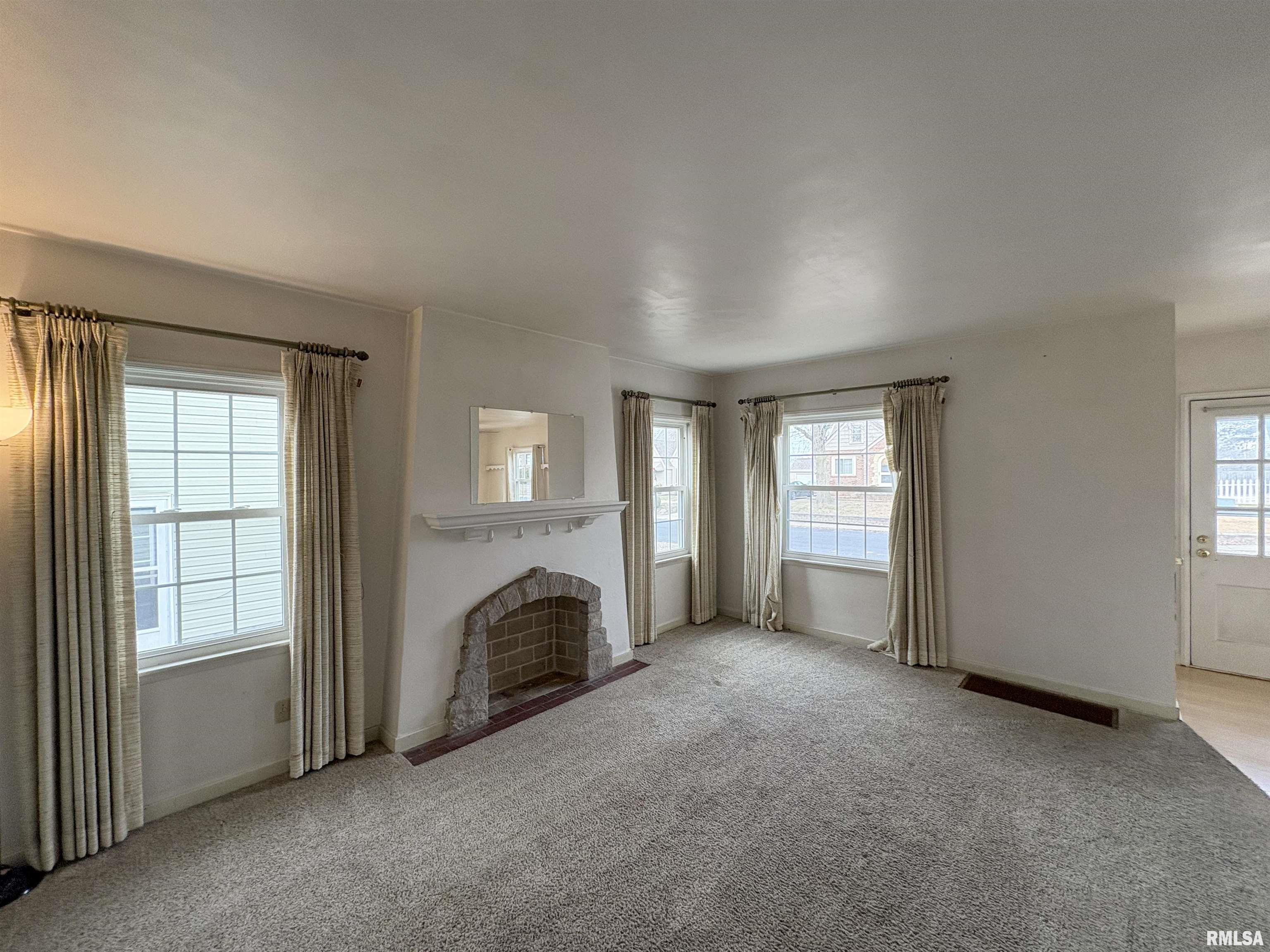 1324 West Circle Road Peoria, IL 61604 - Photo 5 of 37