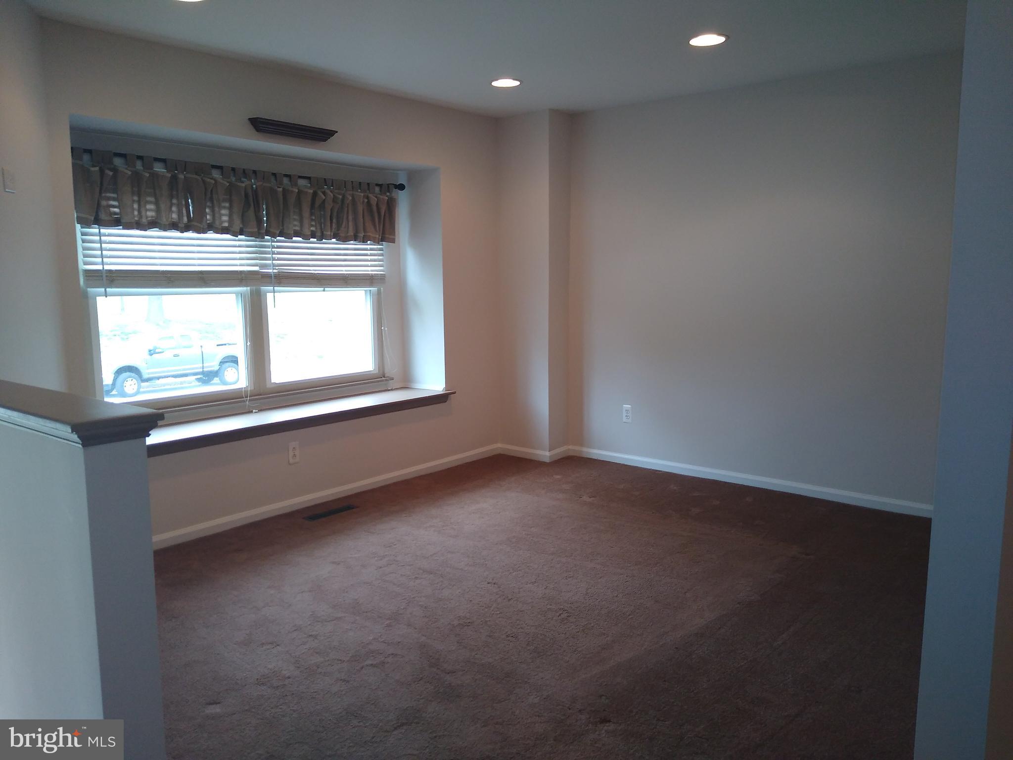 911 Elm Road Baltimore, MD 21227 - Photo 3 of 19 Living room