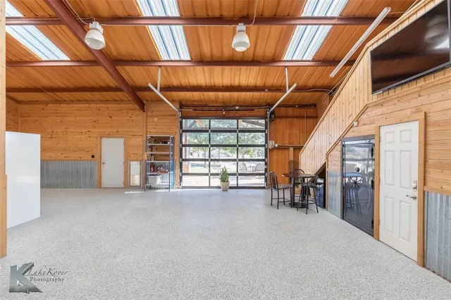 a view of livingroom with furniture