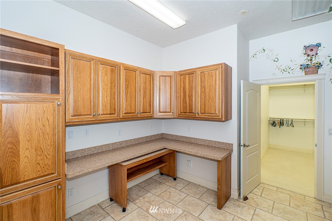 208 Brockway Road Chehalis, WA 98532 - Photo 17 of 40 a kitchen with granite countertop cabinets and refrigerator
