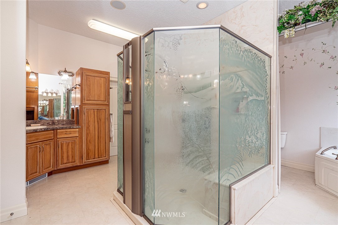 208 Brockway Road Chehalis, WA 98532 - Photo 19 of 40 a bathroom with a shower and a sink