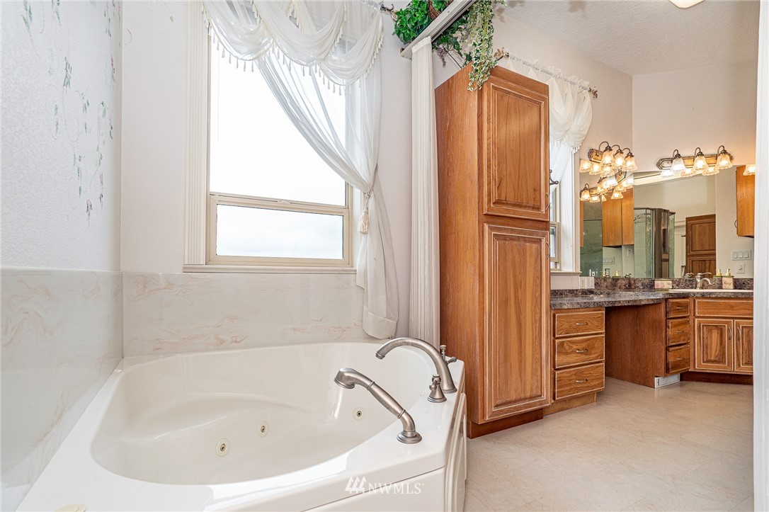 208 Brockway Road Chehalis, WA 98532 - Photo 20 of 40 a bathroom with a bathtub and a sink