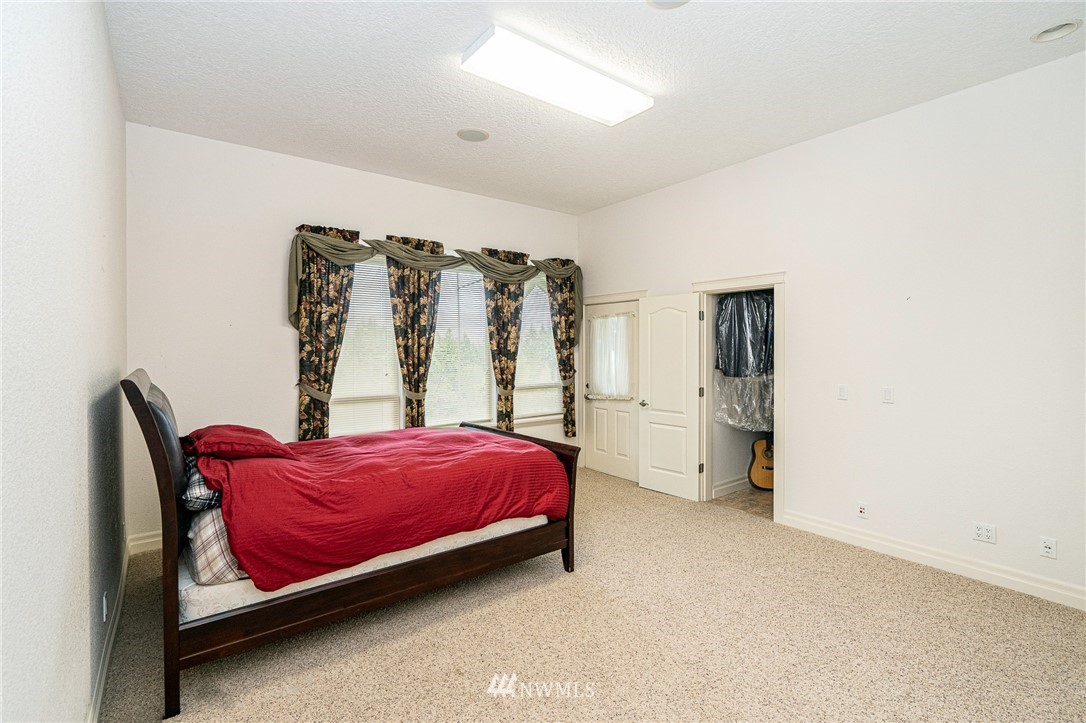 208 Brockway Road Chehalis, WA 98532 - Photo 24 of 40 a bed room with a bed and a chair