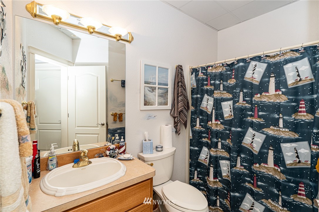 208 Brockway Road Chehalis, WA 98532 - Photo 25 of 40 a bathroom with a sink toilet and shower