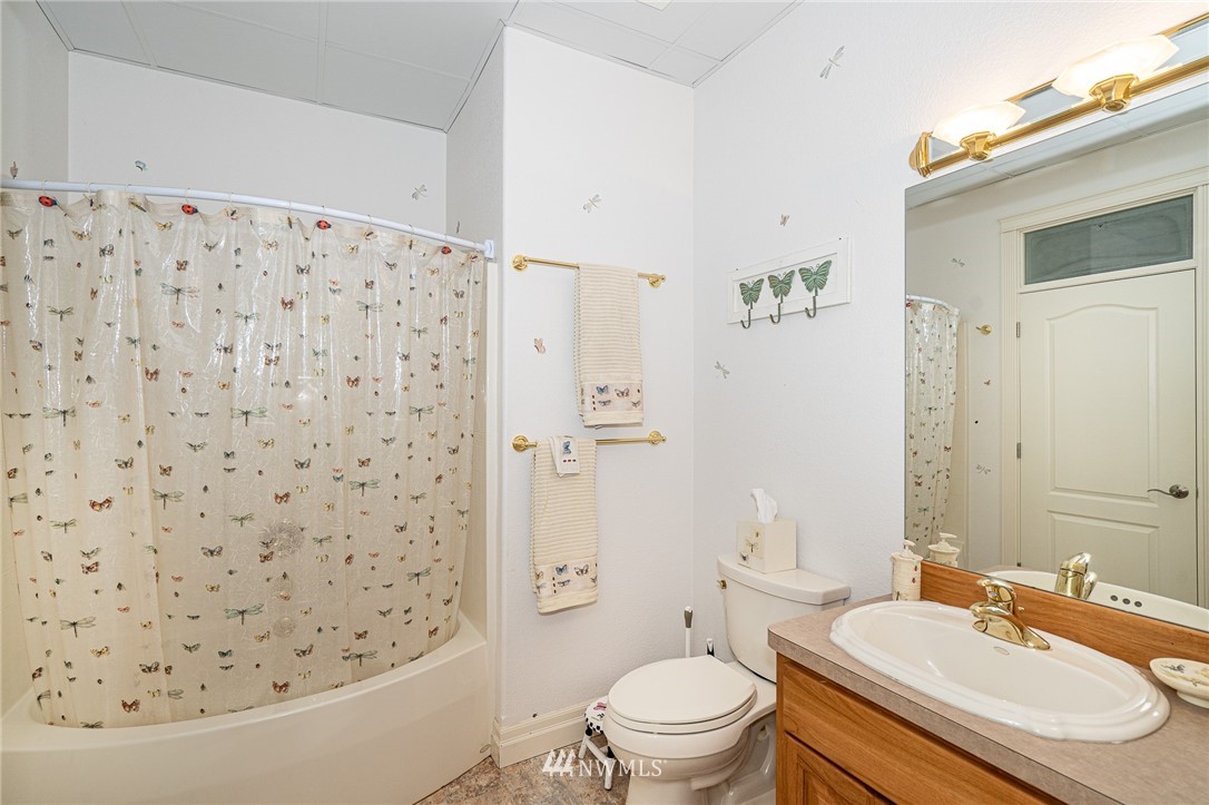 208 Brockway Road Chehalis, WA 98532 - Photo 27 of 40 a bathroom with a sink toilet and shower