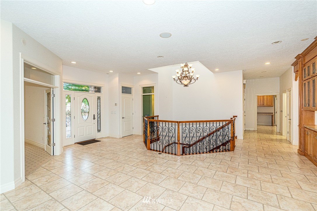 208 Brockway Road Chehalis, WA 98532 - Photo 4 of 40 a view of a hallway