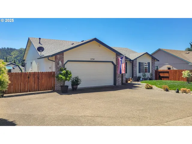 $395,000 | 1234 East 4th Avenue, Sutherlin, OR 97479