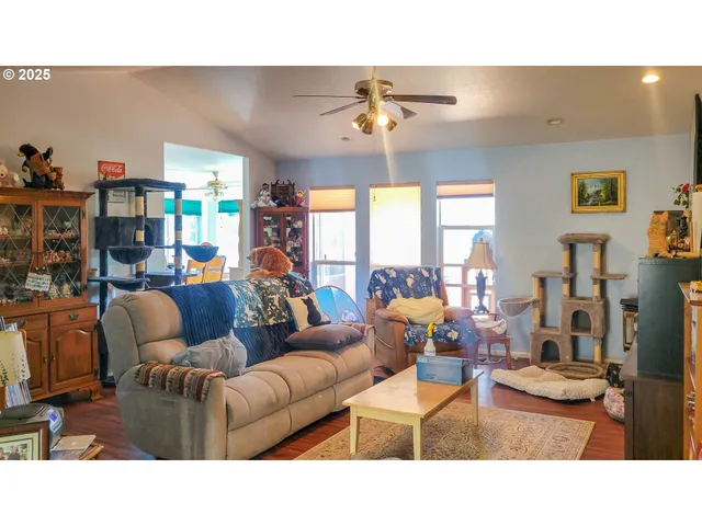 $395,000 | 1234 East 4th Avenue, Sutherlin, OR 97479