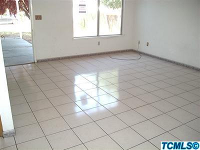30918 Farr Road Visalia, CA 93291 - Photo 3 of 10 Living room area