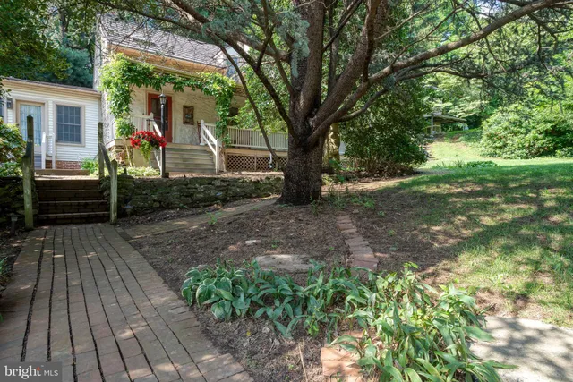 a view of a house with backyard